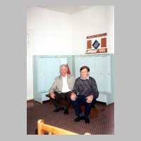 079-1072 Im Jahre 1991  -  Manfred und Armin Lewerenz in der alten Schulklasse.jpg
